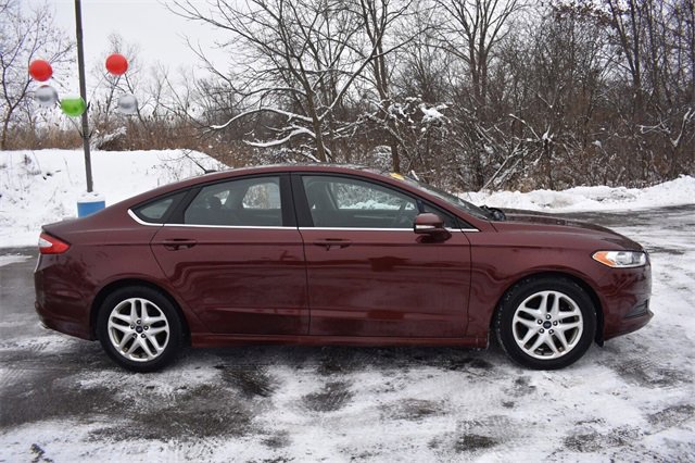 Used 2015 Ford Fusion SE image 2
