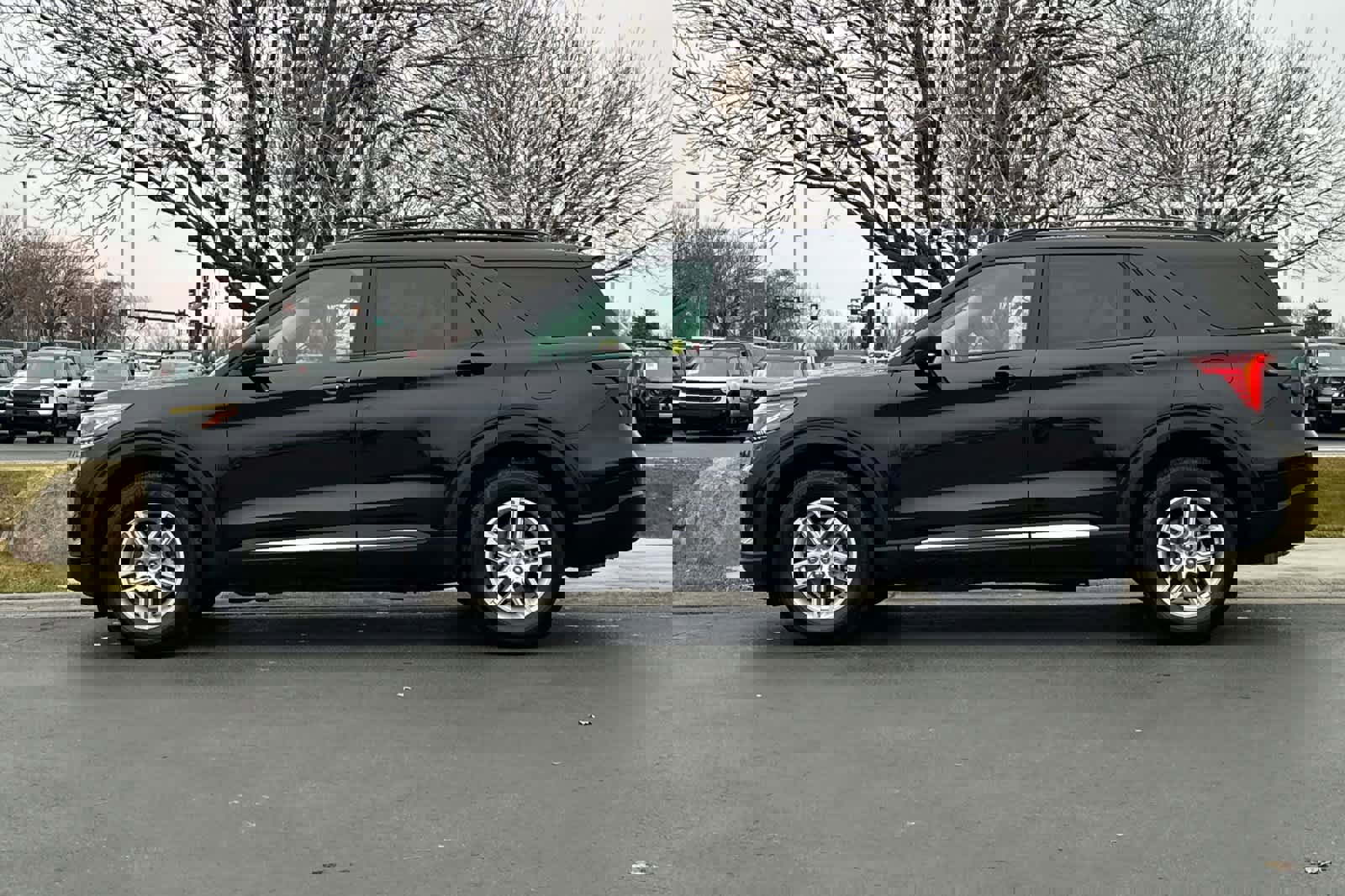 Certified 2025 Ford Explorer Active image 5