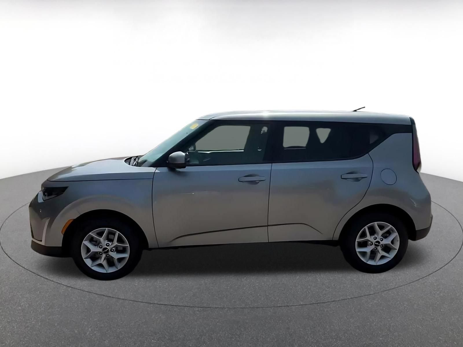 Used 2025 Kia Soul LX w/ LX Technology Package FWD image 9