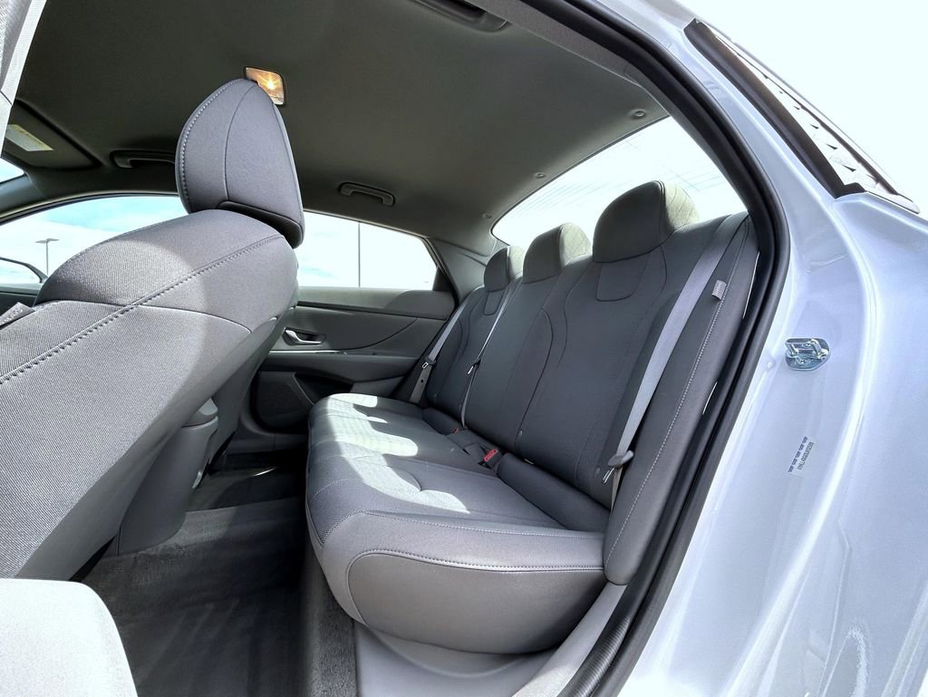 Used 2025 Hyundai Elantra SE image 21