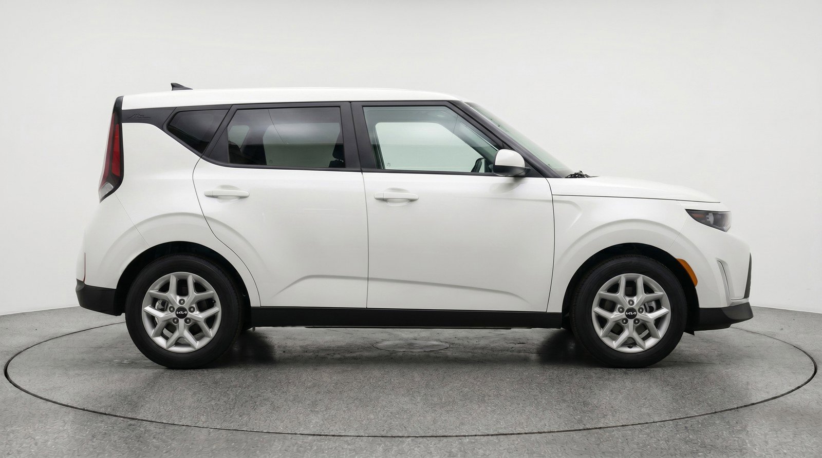 Used 2025 Kia Soul LX w/ LX Technology Package FWD image 11