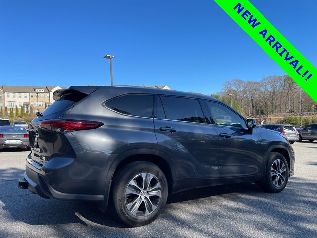 Used 2020 Toyota Highlander XLE image 3