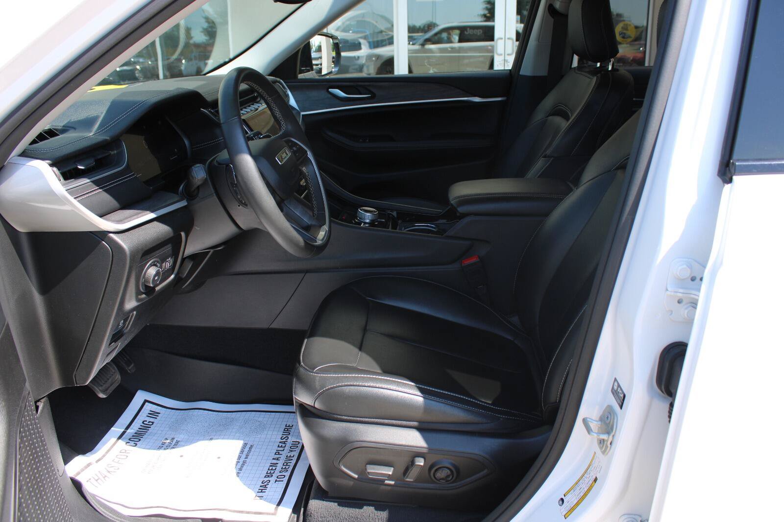 Used 2023 Jeep Grand Cherokee Limited AWD/4WD image 12