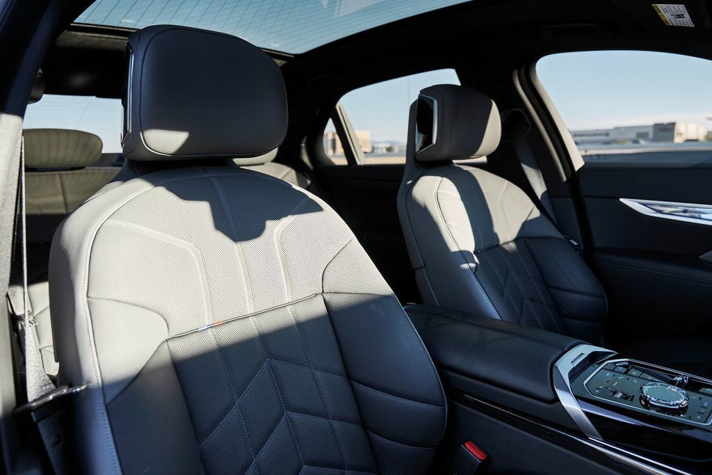 Used 2025 BMW 760i xDrive w/ Executive Package image 37