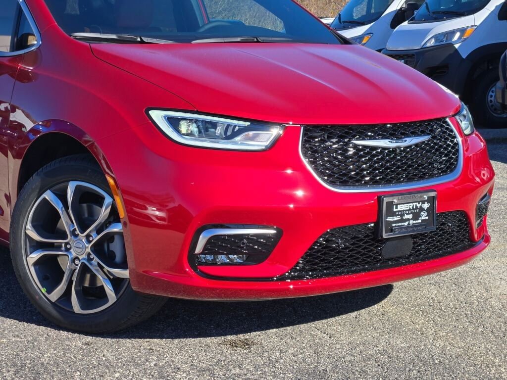 New 2026 Chrysler Pacifica Pinnacle image 2