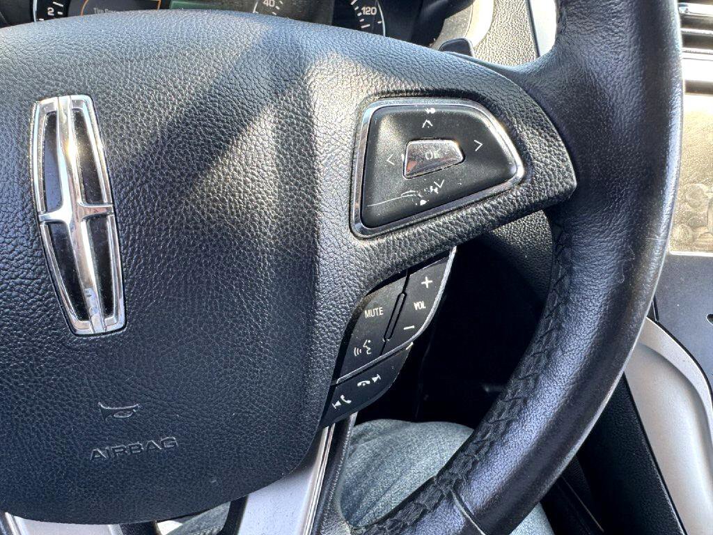Used 2015 Lincoln MKZ image 9