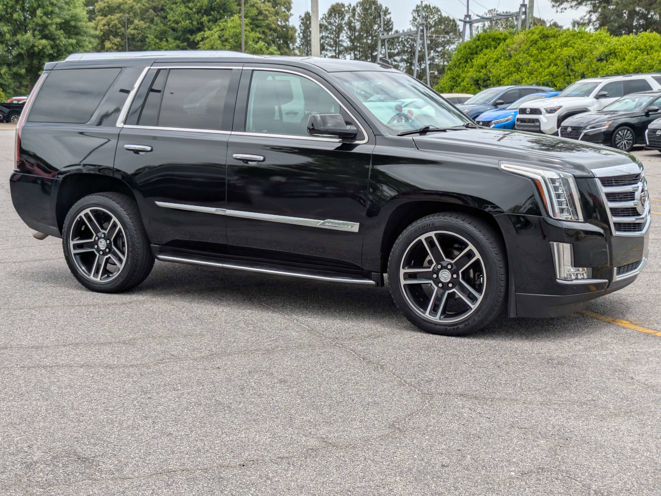 Used 2015 Cadillac Escalade Luxury RWD image 2