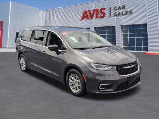 Used 2023 Chrysler Pacifica Touring-L image 3