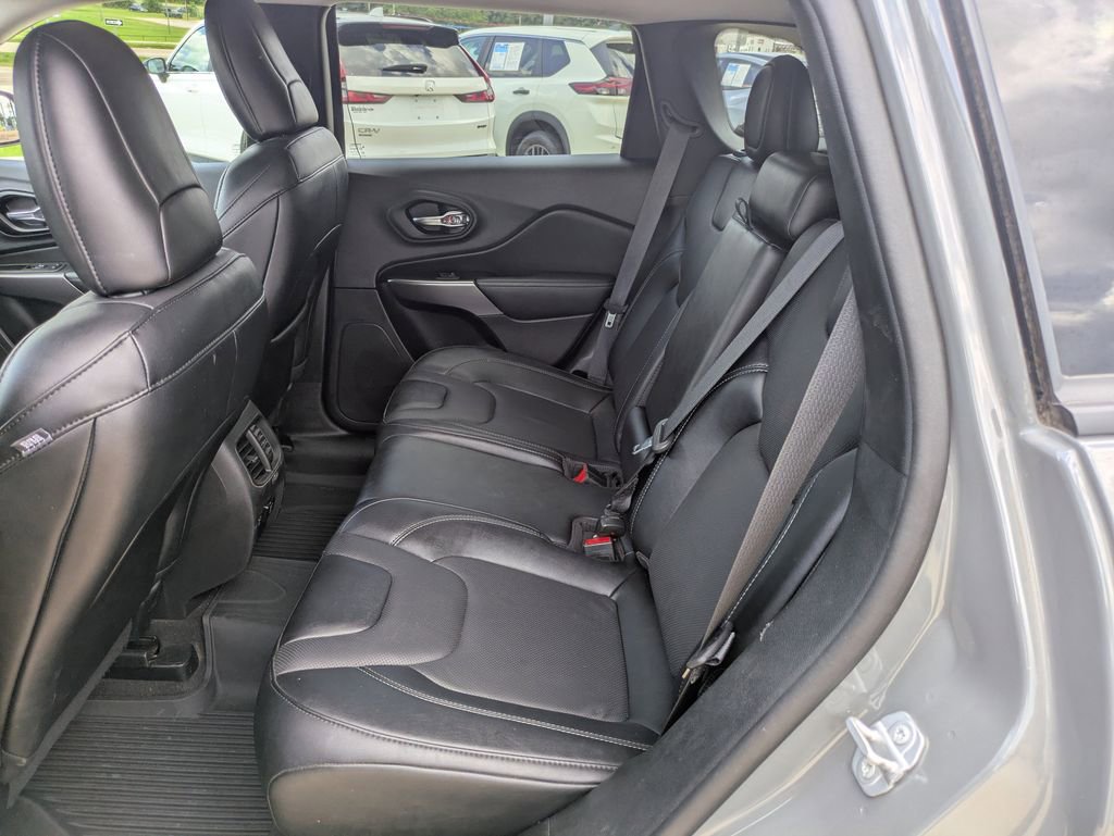 Used 2022 Jeep Cherokee Latitude Lux w/ Mopar Interior Package image 10