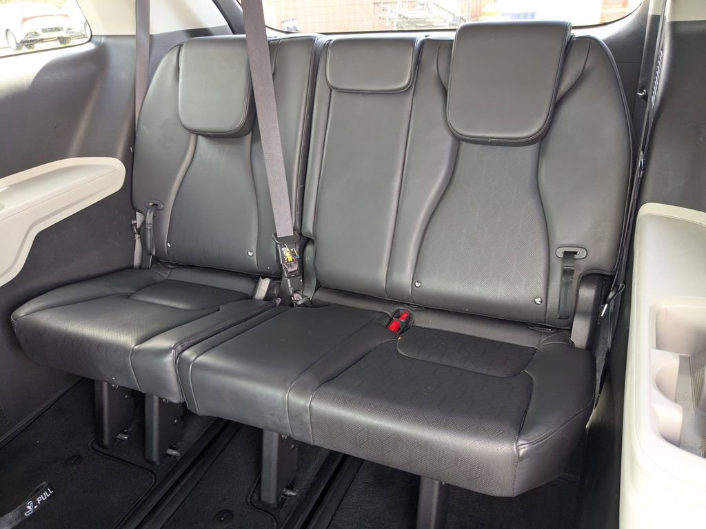 Used 2024 Kia Carnival LX image 14