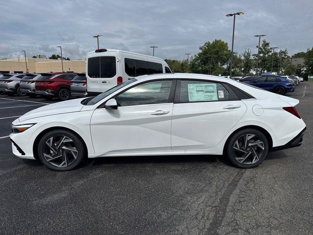 New 2026 Hyundai Elantra Limited FWD image 3