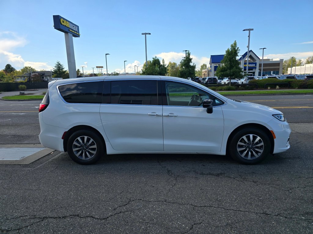 Used 2024 Chrysler Pacifica Limited FWD image 6