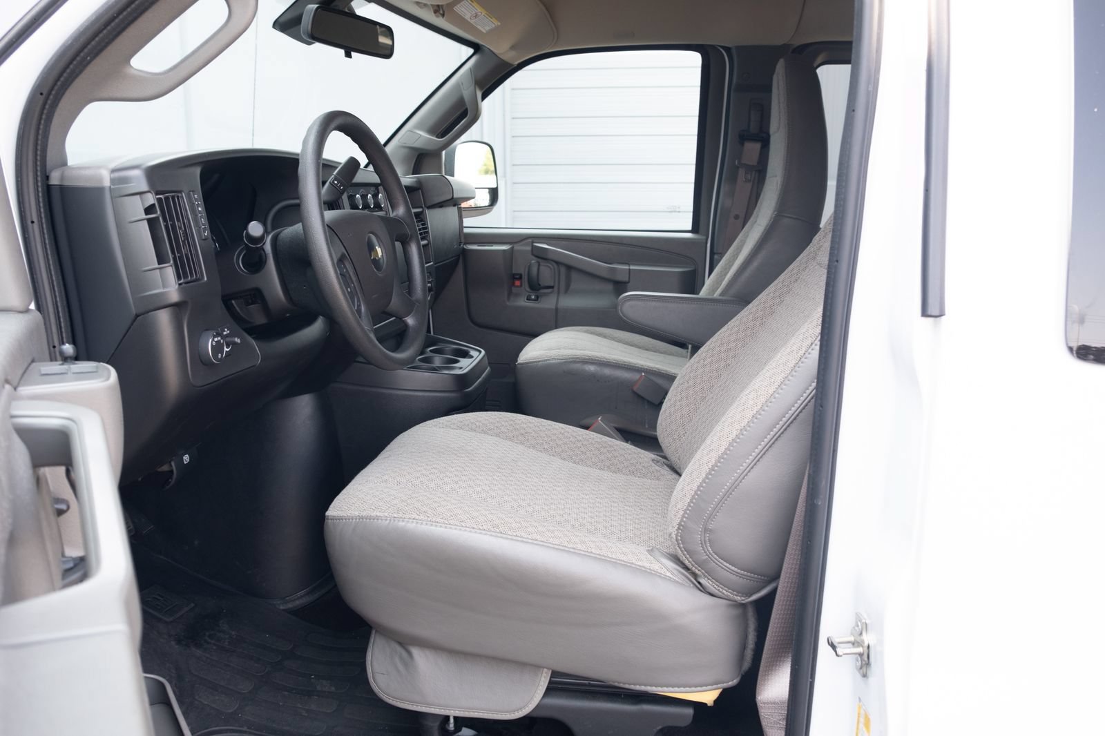 Used 2025 Chevrolet Express 3500 LT w/ LT Preferred Equipment Group RWD image 7