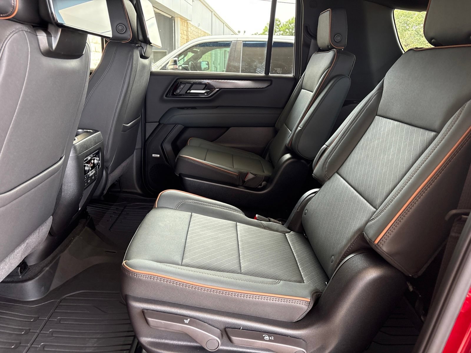 New 2026 GMC Yukon XL AT4 w/ AT4 Premium Plus Package AWD/4WD image 19