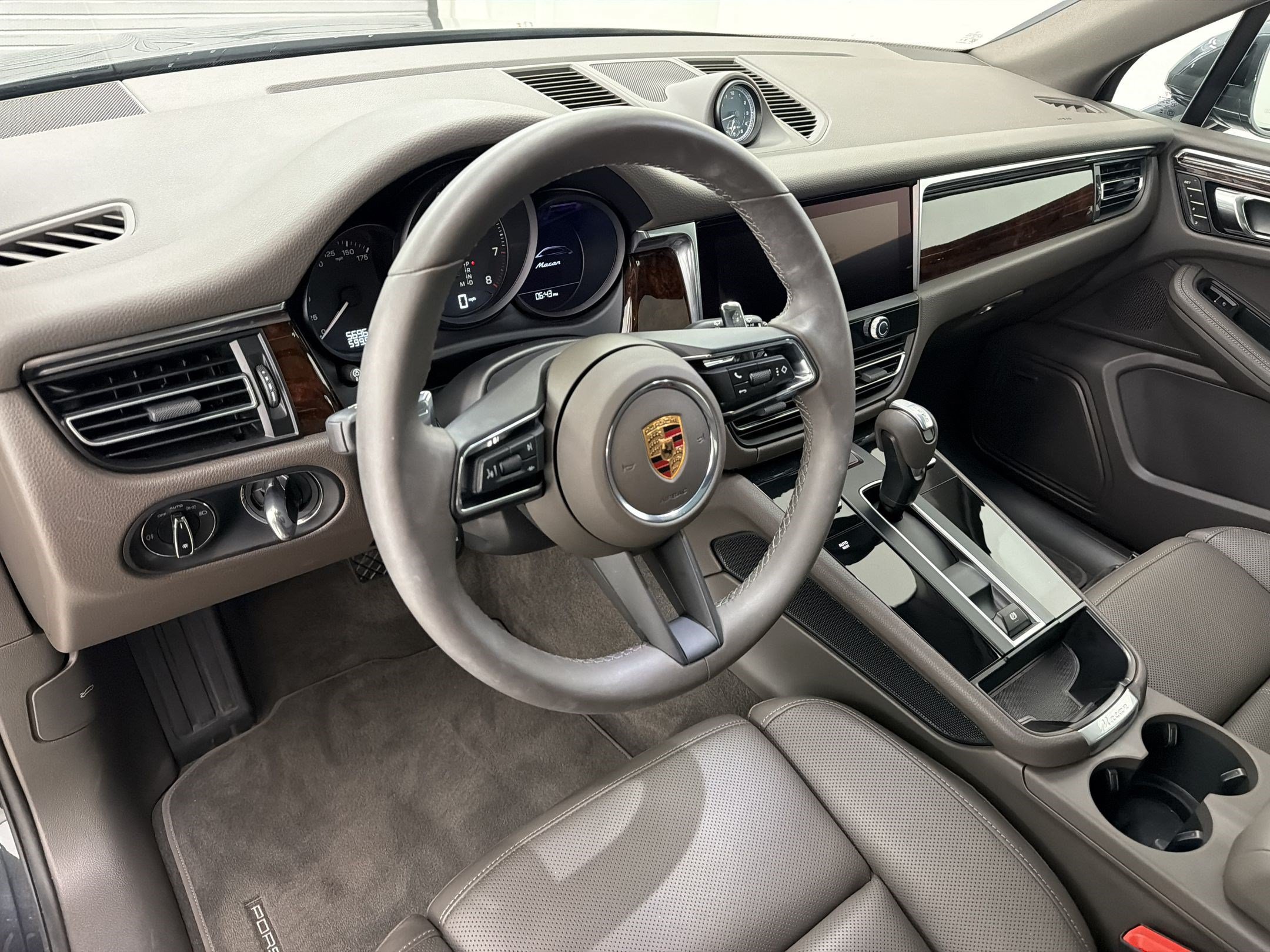 Used 2026 Porsche Macan AWD/4WD image 4