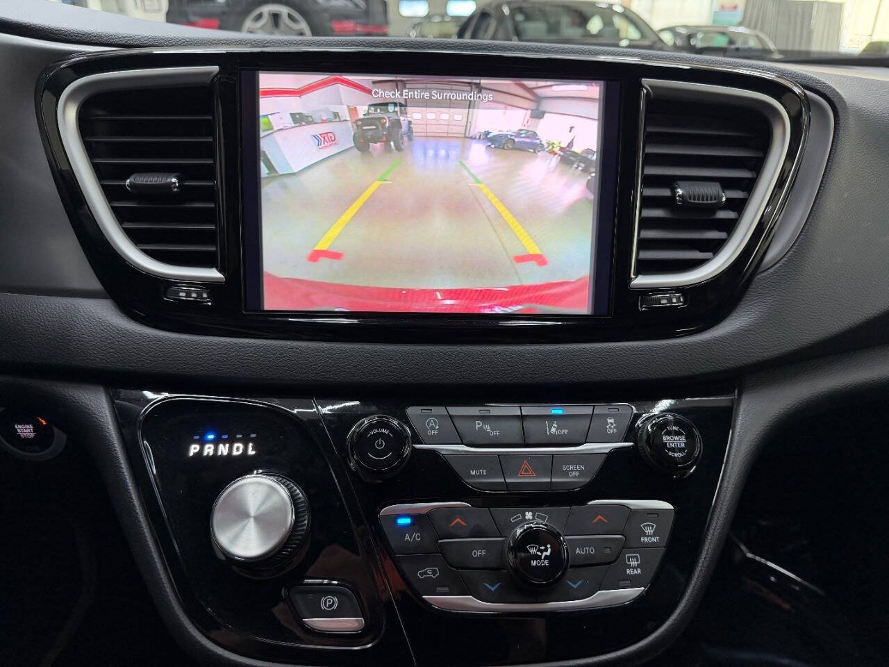 Used 2025 Chrysler Pacifica Select FWD image 27
