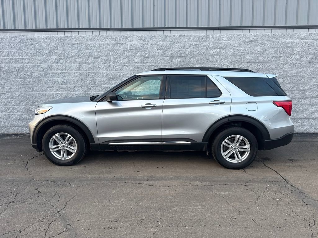Used 2023 Ford Explorer XLT AWD/4WD image 1