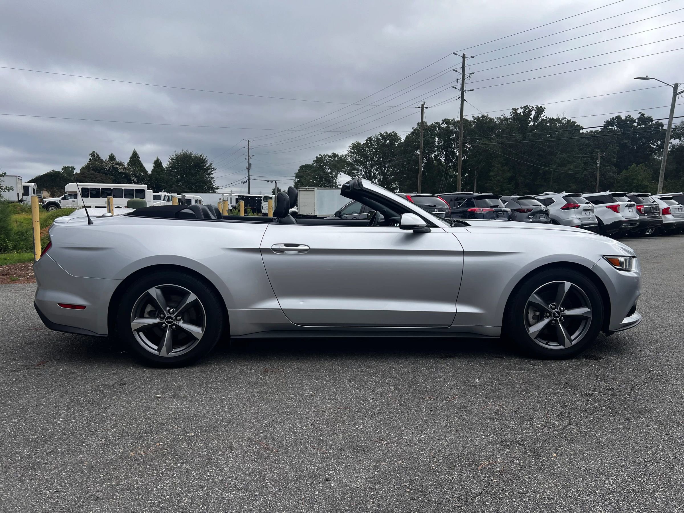 Used 2017 Ford Mustang Premium image 4