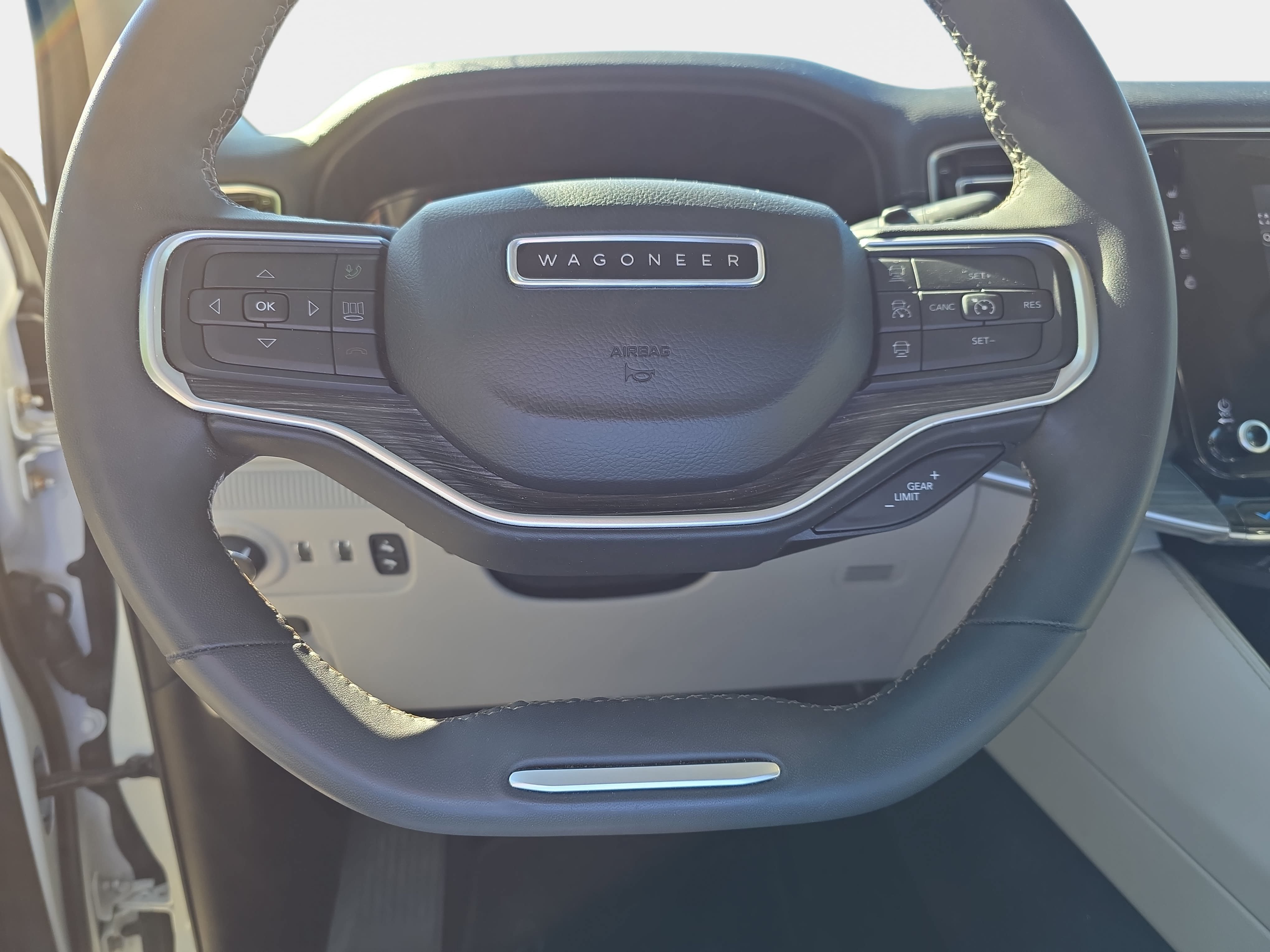 Used 2024 Jeep Wagoneer L Series III AWD/4WD image 8