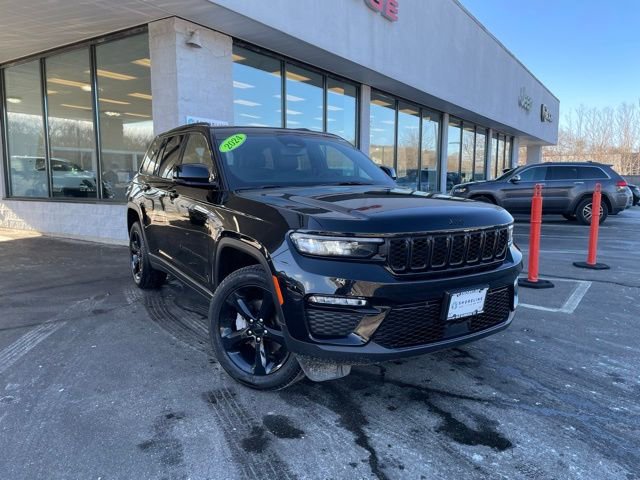 Used 2024 Jeep Grand Cherokee Limited w/ Black Appearance Package image 3