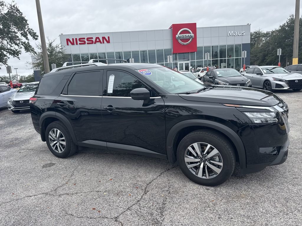 Used 2025 Nissan Pathfinder SL image 1
