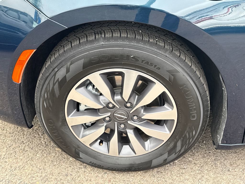Certified 2023 Chrysler Pacifica Touring-L FWD image 7