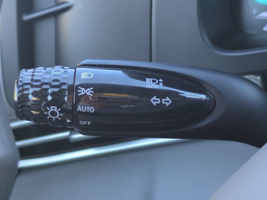 Used 2025 Hyundai Elantra Hybrid FWD image 27