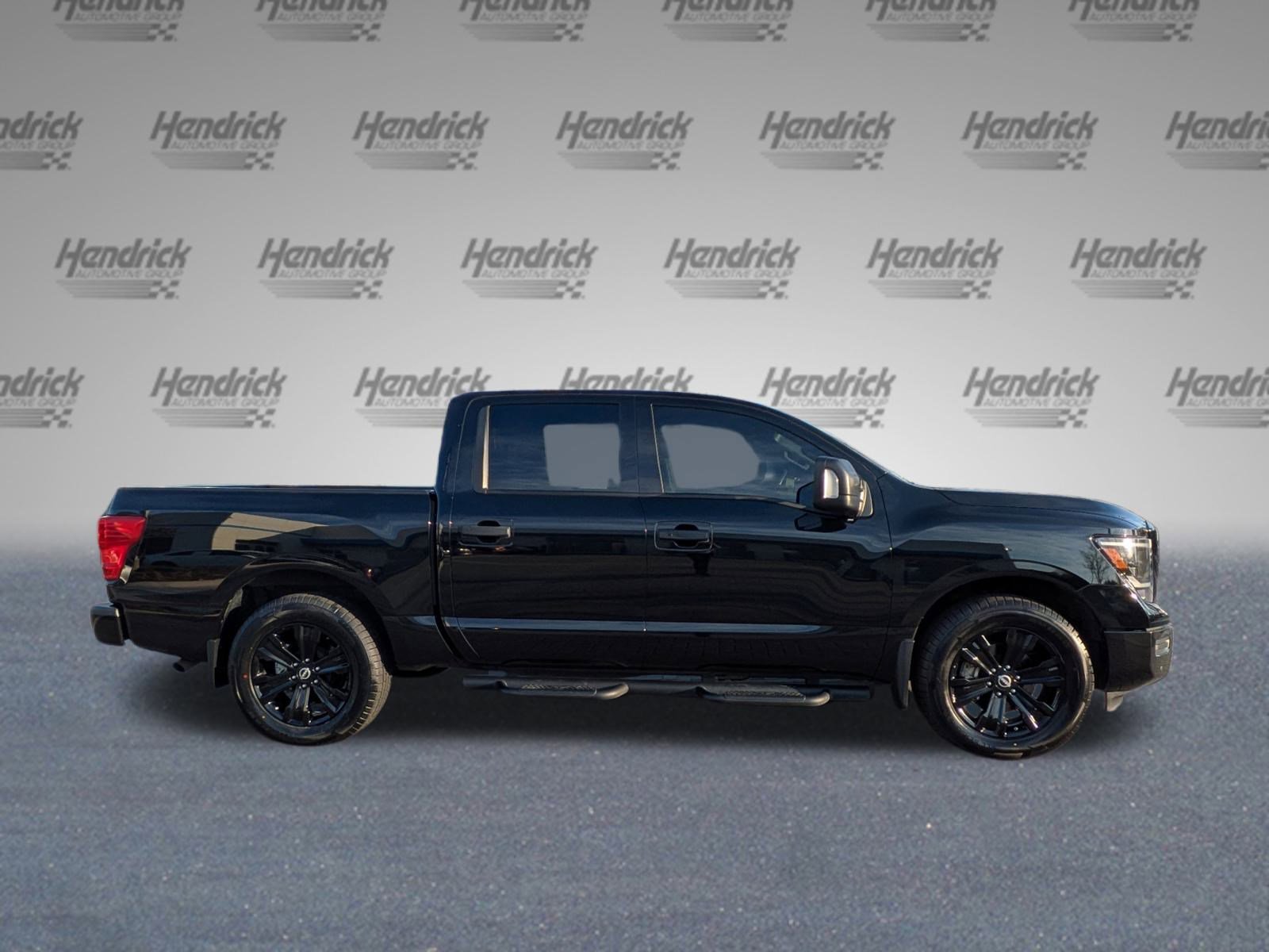 Used 2024 Nissan Titan SV w/ SV Convenience Package image 3