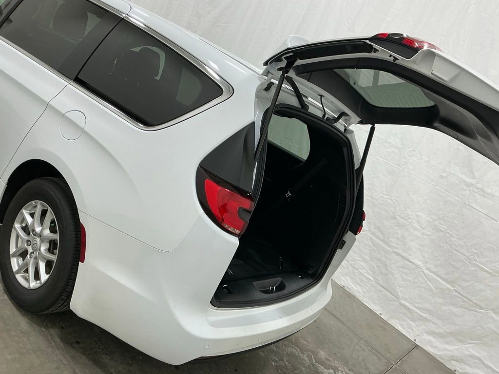 Used 2025 Chrysler Pacifica Select image 20