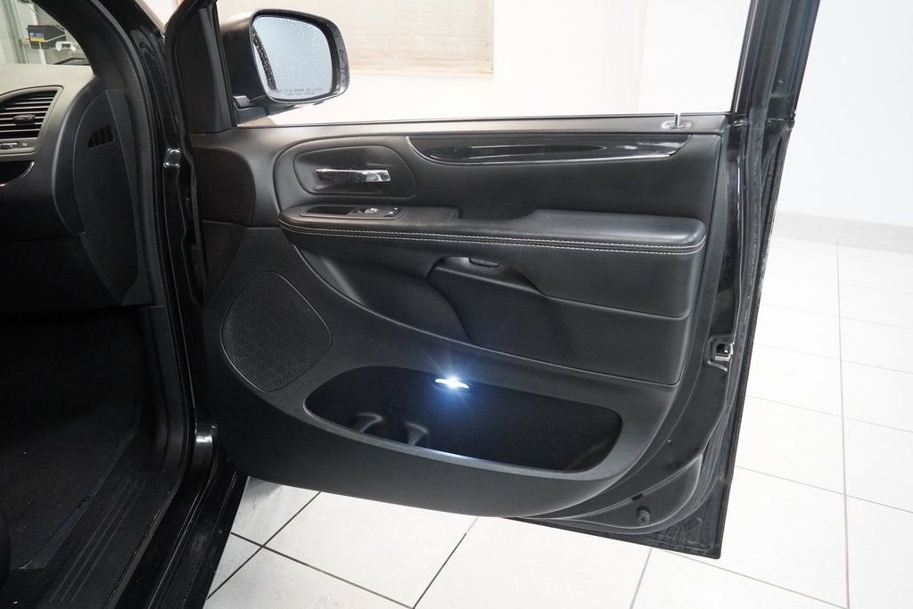 Used 2017 Dodge Grand Caravan SE image 26