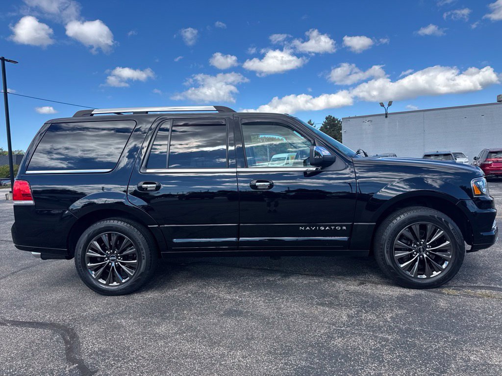 Used 2016 Lincoln Navigator Select AWD/4WD image 3