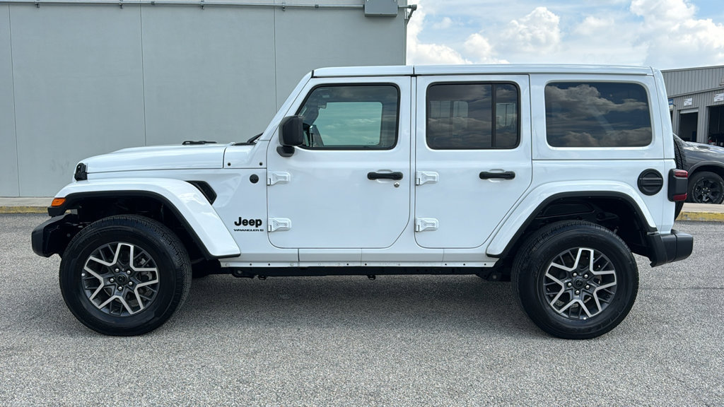 Used 2025 Jeep Wrangler Unlimited Sahara AWD/4WD image 4