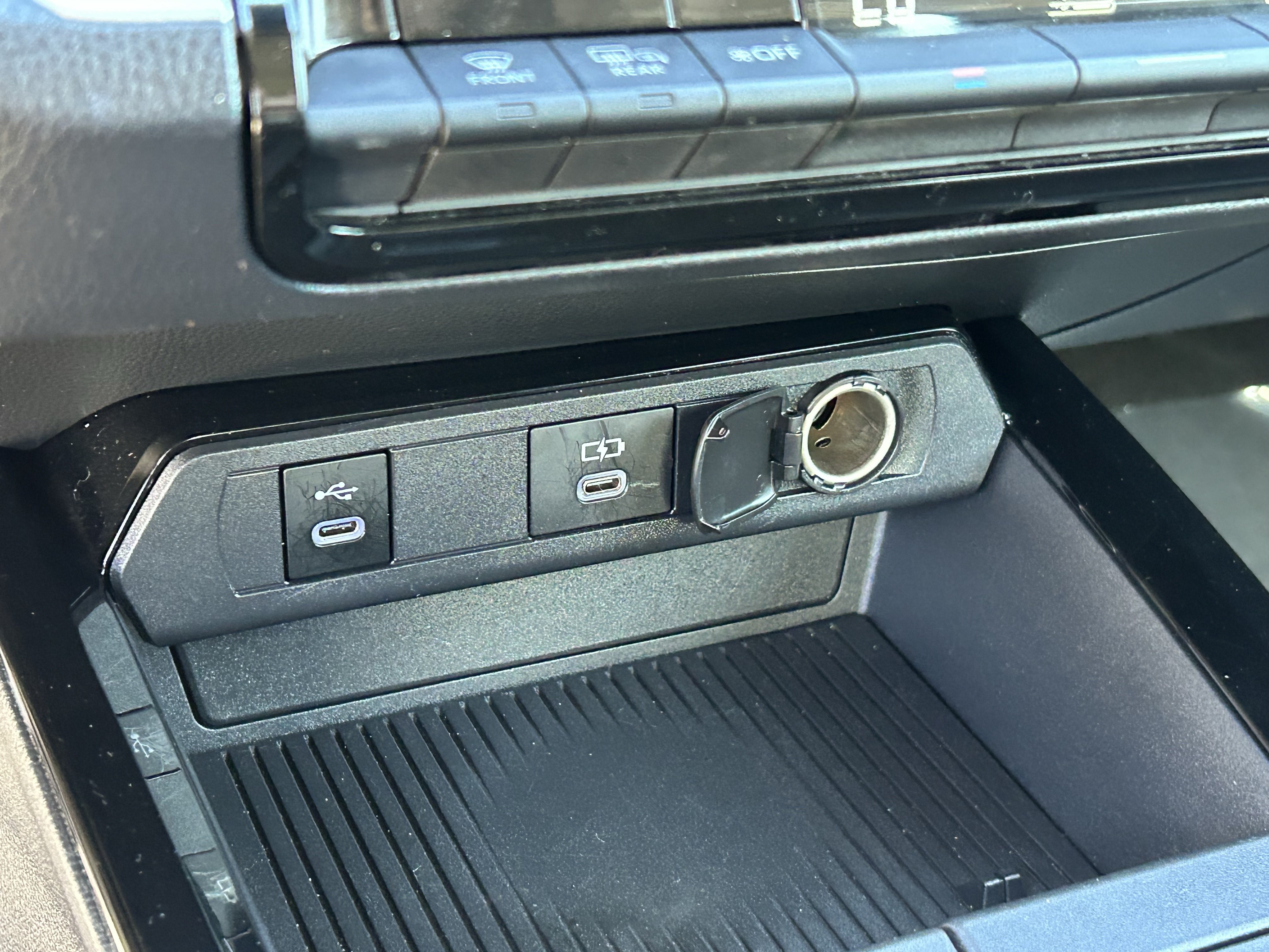 Certified 2025 Toyota Prius LE FWD image 21