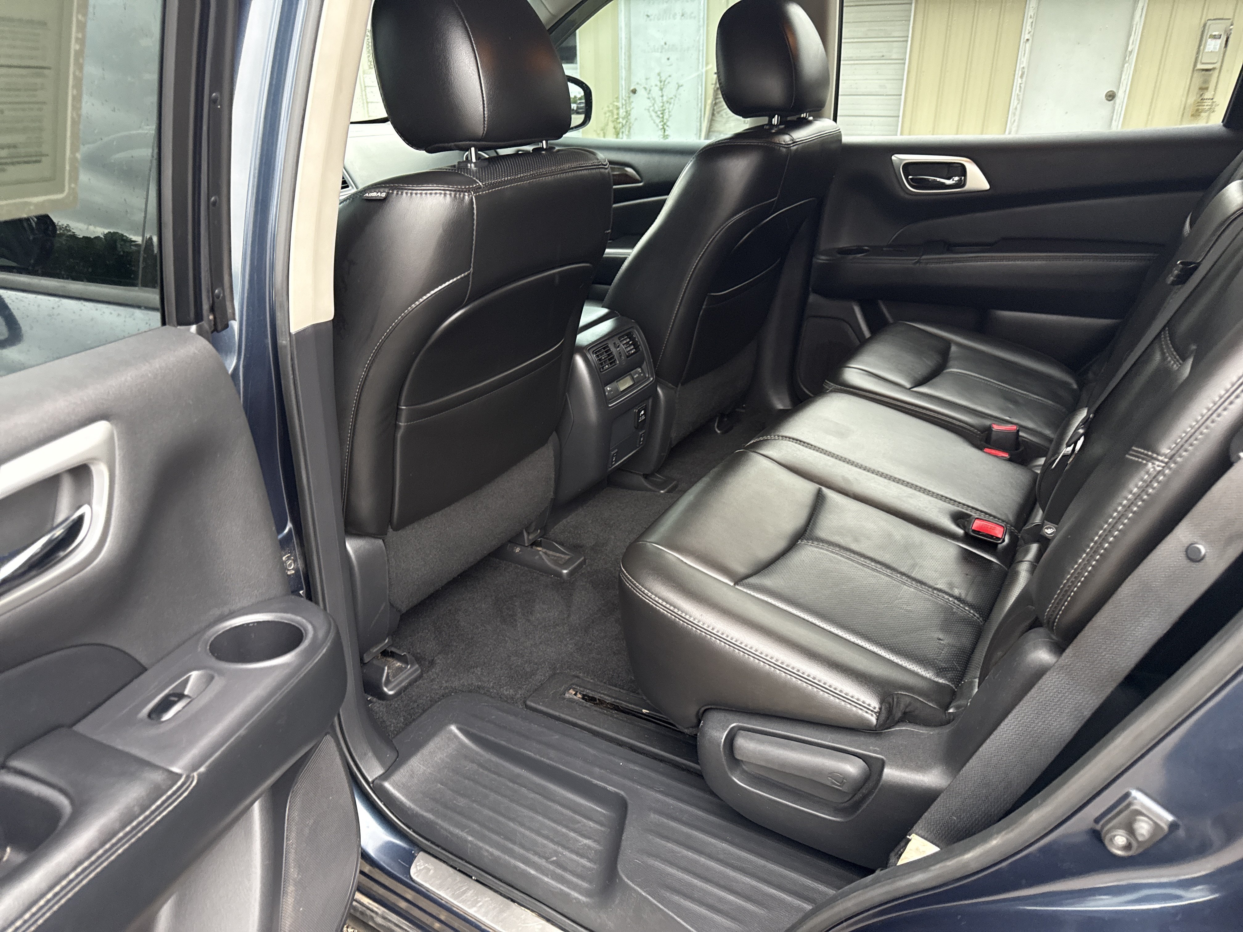Used 2014 Nissan Pathfinder Platinum FWD image 16