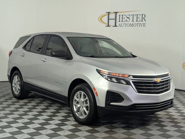 Used 2022 Chevrolet Equinox LS image 2