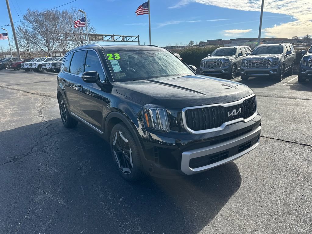 Used 2023 Kia Telluride EX w/ EX Captain's Chair Package image 4