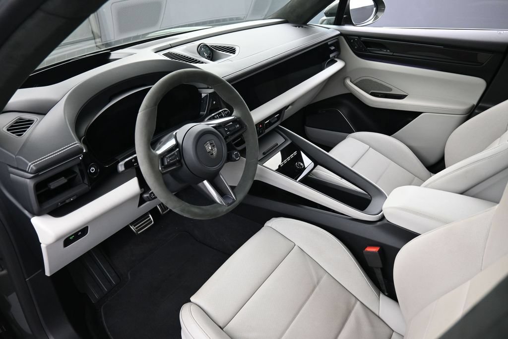 Certified 2025 Porsche Macan Turbo Electric AWD/4WD image 4