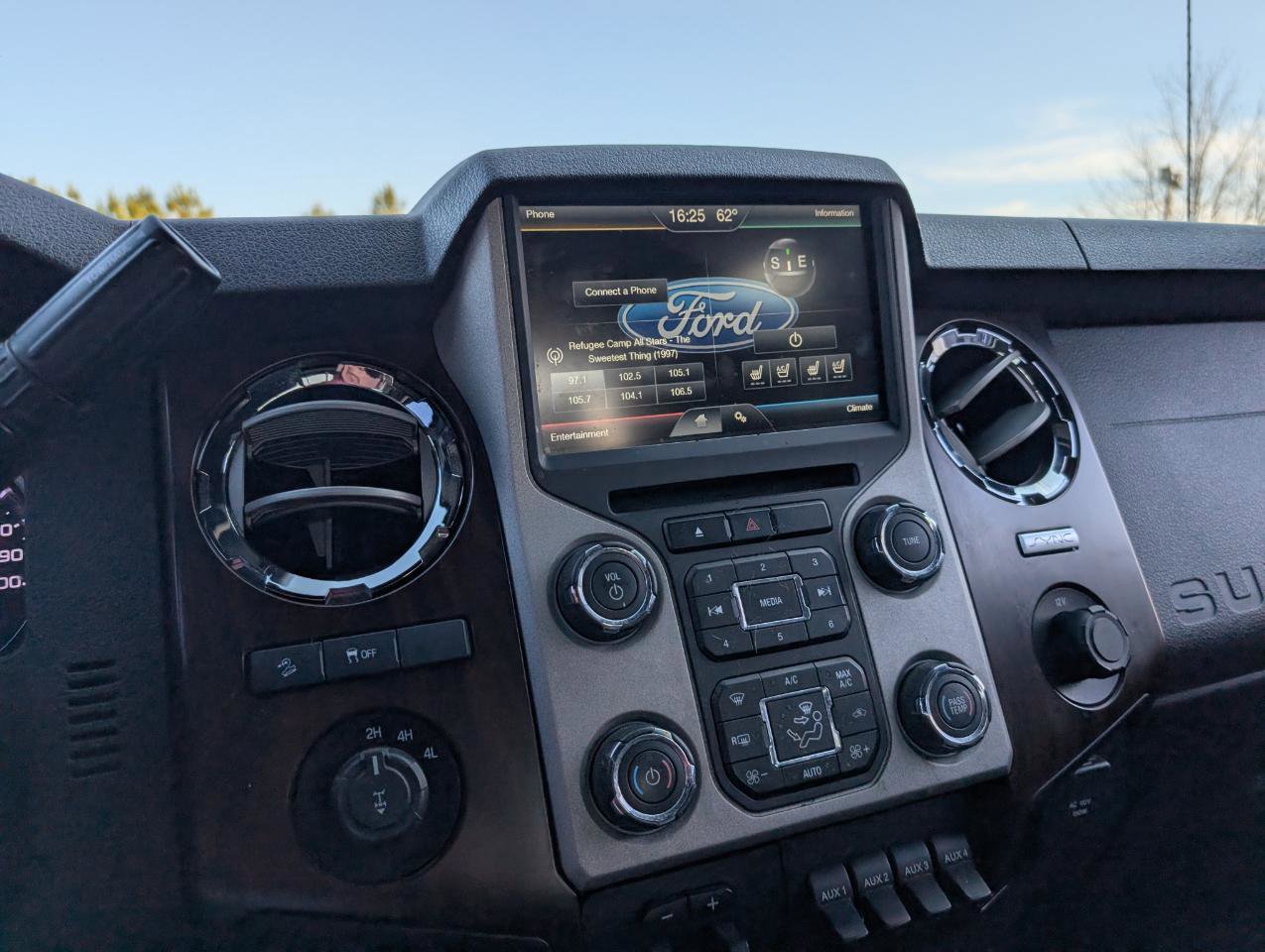 Used 2016 Ford F250 Lariat w/ Lariat Interior Package image 12