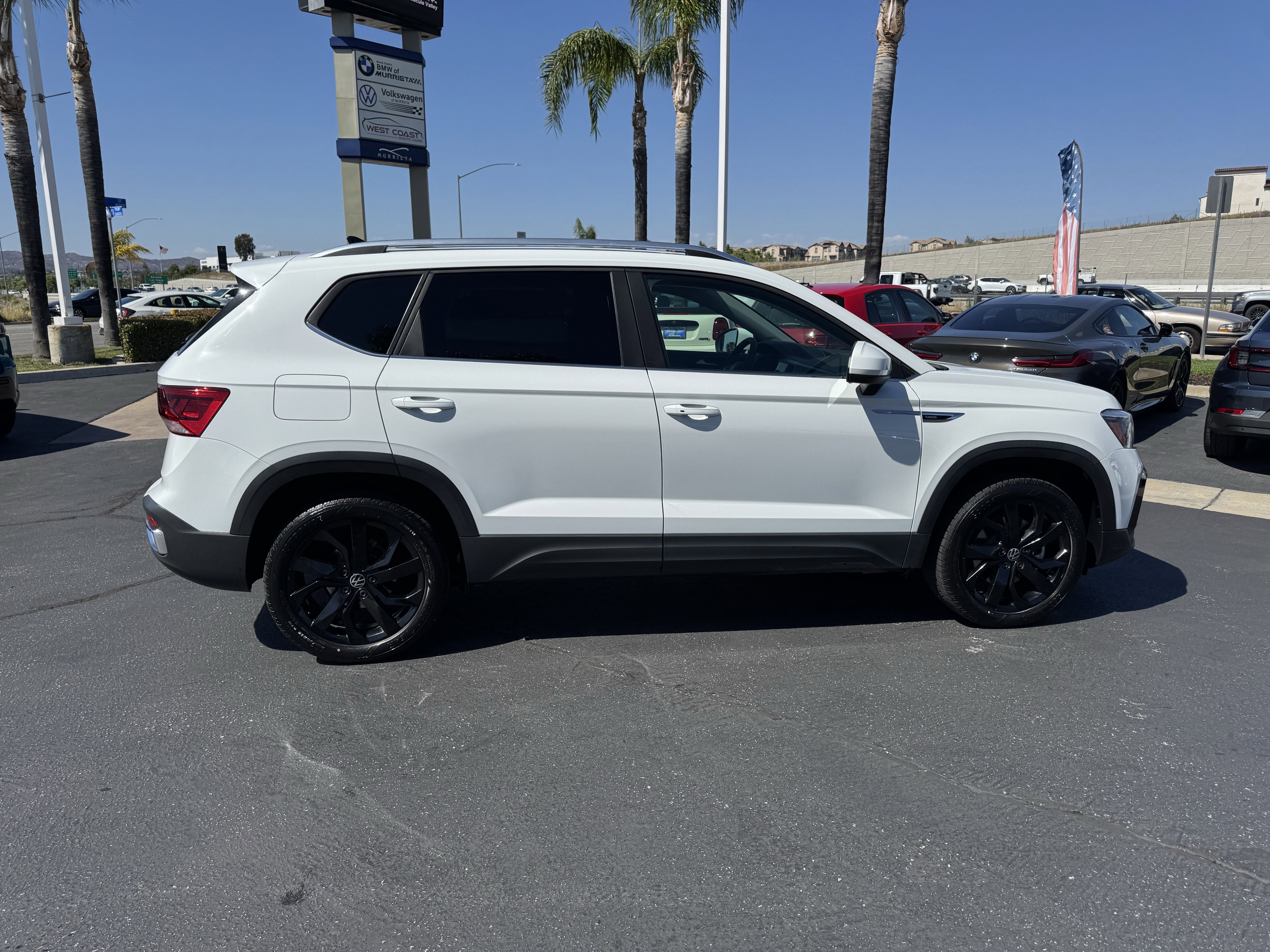 Used 2022 Volkswagen Taos SE w/ Panoramic Sunroof Package FWD image 11