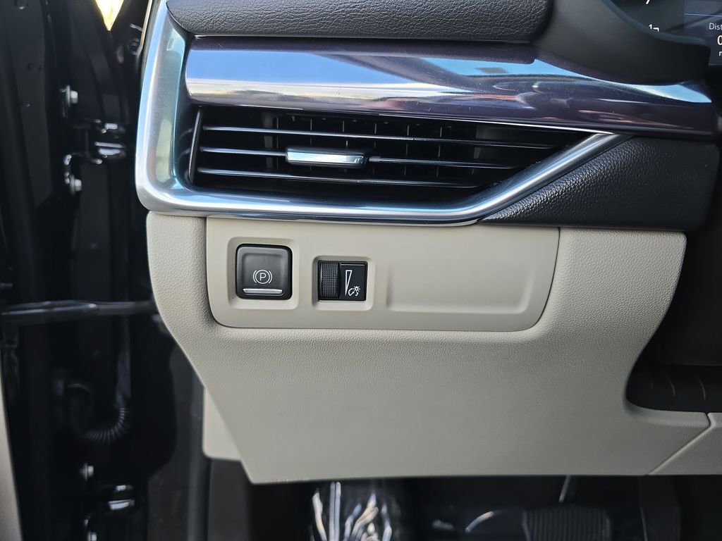 Used 2021 Cadillac XT4 Luxury w/ Cold Weather Package image 19