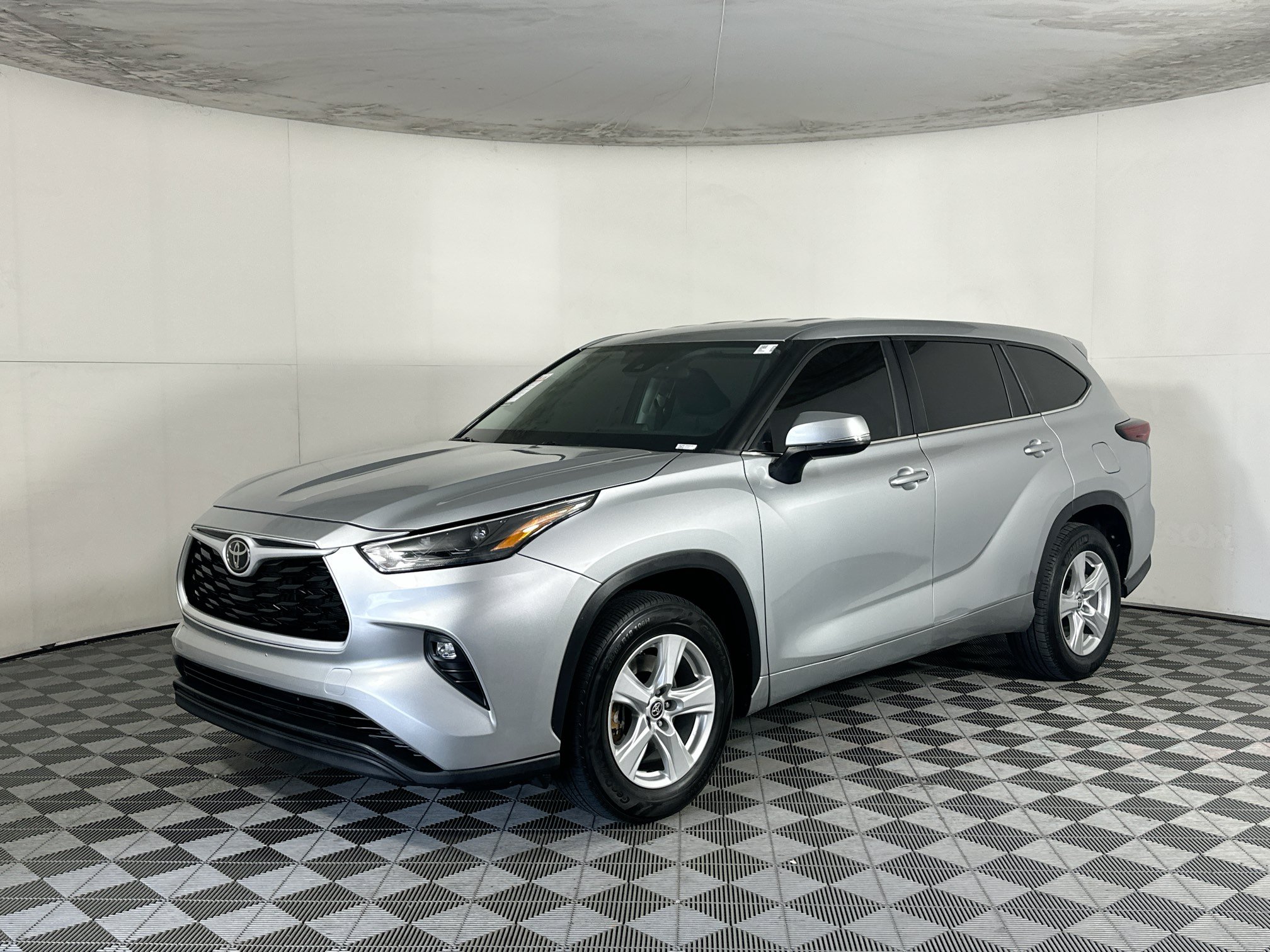 Used 2024 Toyota Highlander LE FWD image 7