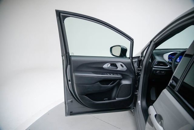 Used 2025 Chrysler Pacifica Limited FWD image 14