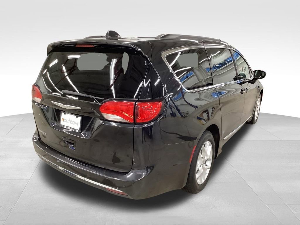 Used 2017 Chrysler Pacifica Touring-L w/ Tire & Wheel Group FWD image 26