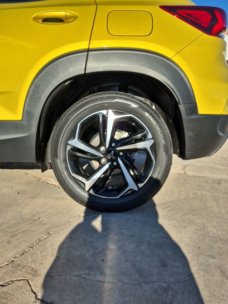 Used 2023 Chevrolet TrailBlazer RS w/ Sun and Liftgate Package FWD image 10