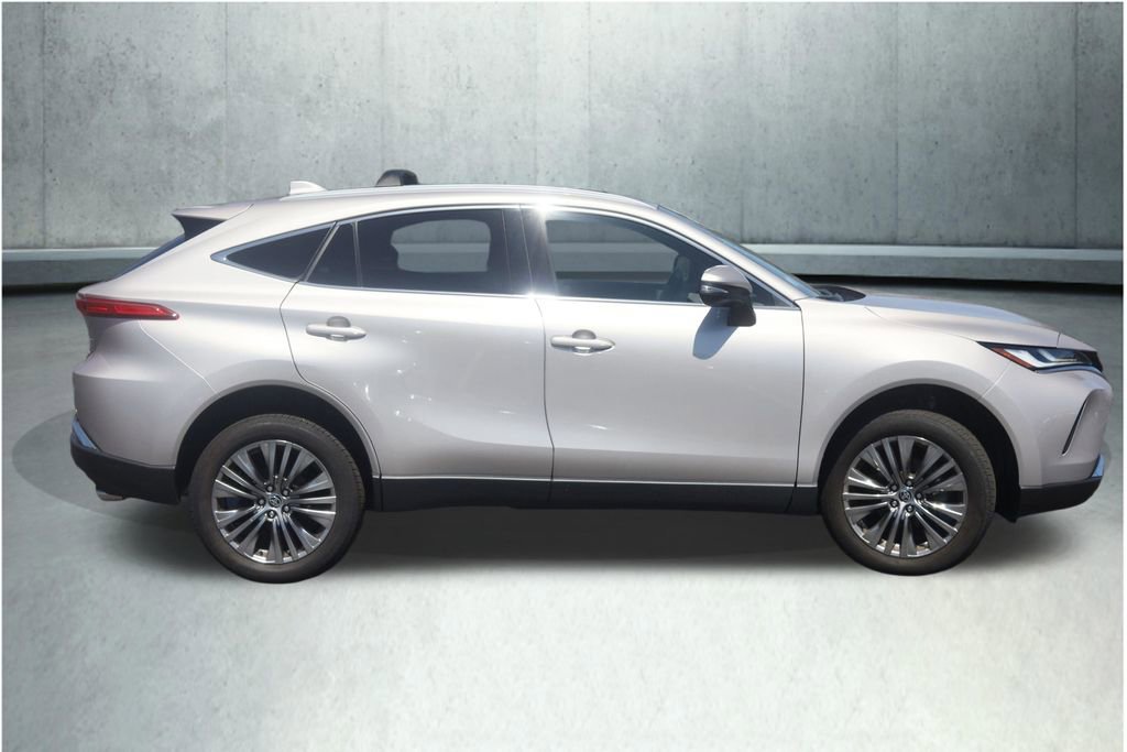 Used 2023 Toyota Venza XLE AWD/4WD image 11