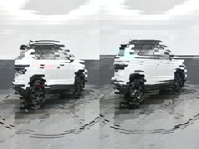 New 2026 Volkswagen Taos SE image 7