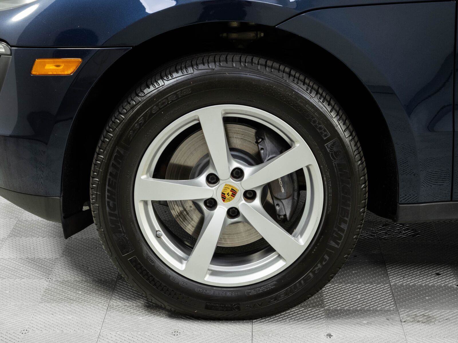 Used 2018 Porsche Macan AWD/4WD image 36