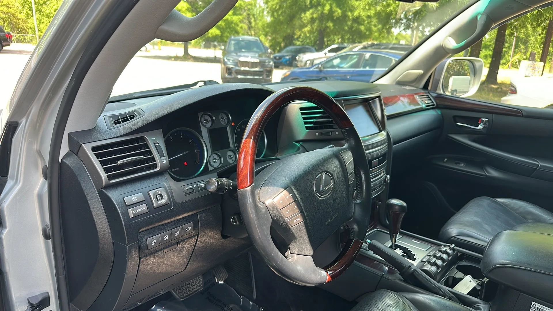 Used 2011 Lexus LX 570 4WD w/ Luxury Pkg image 12