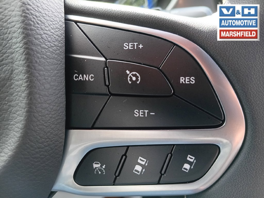 Used 2025 Chrysler Pacifica Select FWD image 8