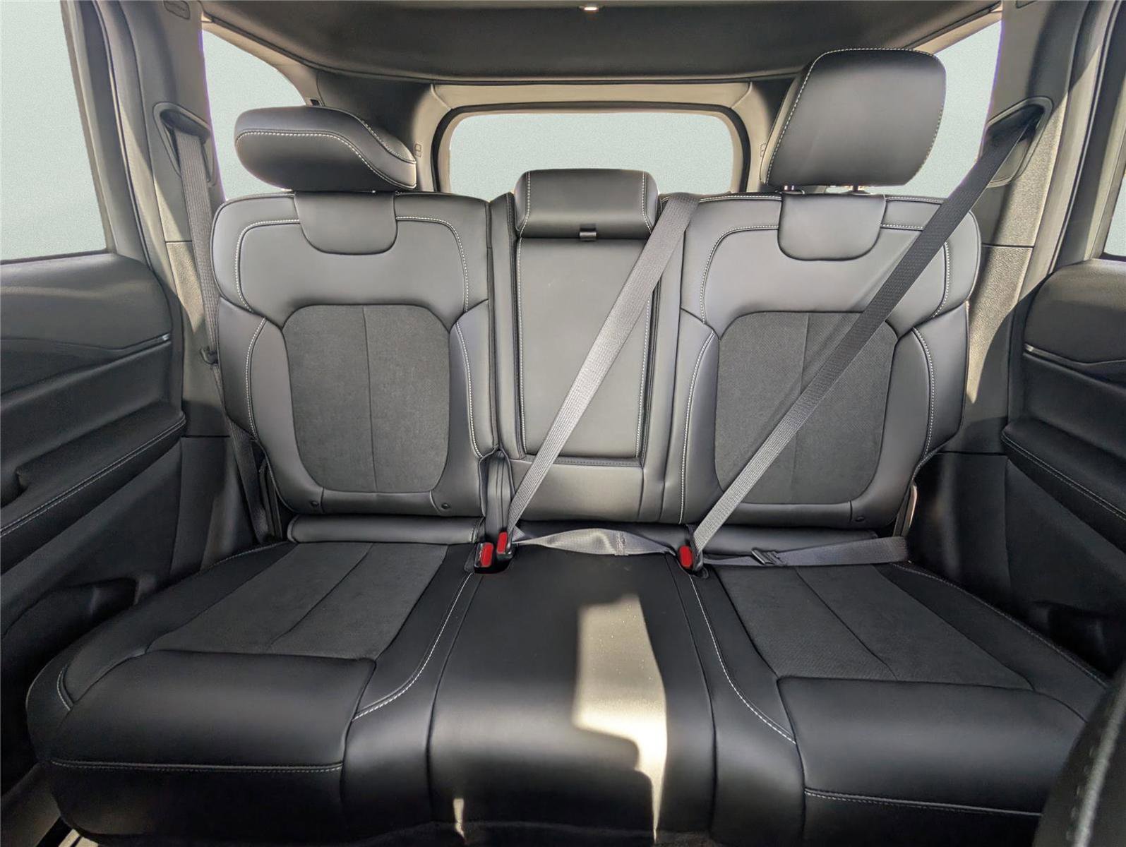 New 2025 Jeep Grand Cherokee Altitude RWD image 20